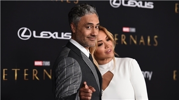 Die britische Sängerin Rita Ora hat von ihrem Freund Taika Waititi geschwärmt, Berichte über eine Hochzeit aber erneut nicht bestätigt.