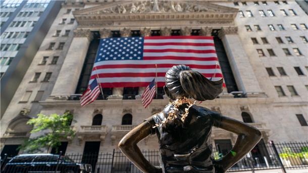 Die Bronzestatur „Fearless Girl“ steht vor der die New Yorker Börse.