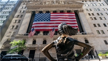 Die Bronzestatur „Fearless Girl“ steht vor der die New Yorker Börse.