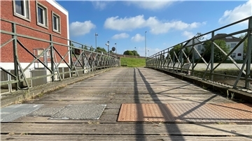 Geflickte Brücke im Großensieler Hafen