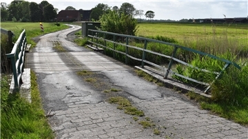 Die Brücke des Alandsweges über das Fedderwarder Sieltief ist ebenso wie der Weg selbst in einem schlechten Zustand. Sie ist eine von vielen maroden Brücken in Butjadingen.