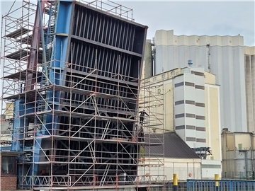 Die Brücke wurde zwischen 1952 und 1954 errichtet. Wenn die Arbeiten beendet sind, wird sie in den NPorts-Farben Blau und Rot erstrahlen.