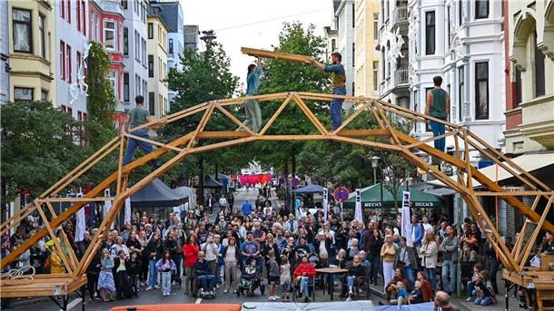 „Die Brücke“ zieht viele Blicke auf sich.