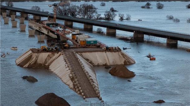 Hochwasserlage löst neue Debatte über Schuldenbremse aus Die Brückenbaustelle der A14-Nordverlängerung bei Wittenberge in Brandenburg steht unter Wasser. Welche Kosten durch das Hochwasser entstehen, ist noch unklar.