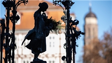 Die Brunnenfigur „Gänseliesel“ ist vor dem Turm der St. Jacobi-Kirche zu sehen.