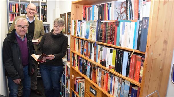 Die Bücherstube im Dorfladengebäude ist deutlich erweitert worden. Sylke Rüger kümmert sich um die Organisation, Bürgermeister Marco Mohrmann (Mitte) und Horst Schäfer vom Team der Ehrenamtlichen freuen sich über die positive Entwicklung.