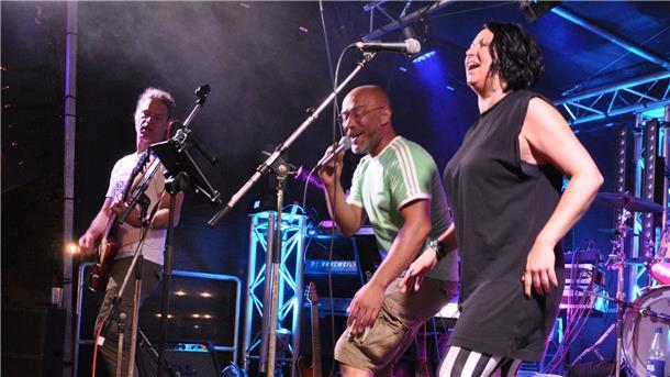 Junge Frau organisiert das Nordenhamer Stadtfest Die Bühne am Peterleeplatz soll Nordenhamer Bands vorbehalten bleiben. Unser Bild zeigt Yeti & The Machines beim Stadtfest 2022.