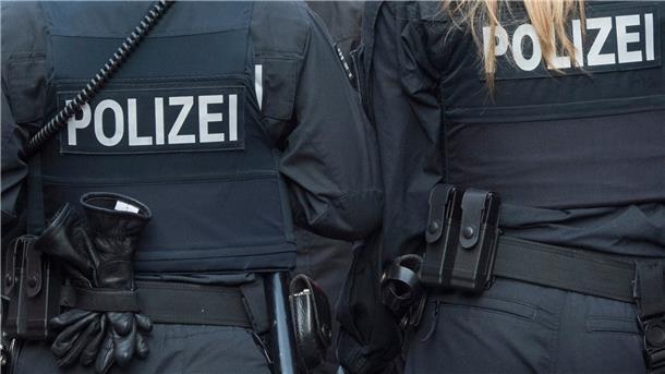 Rückenansicht von Polizisten.
