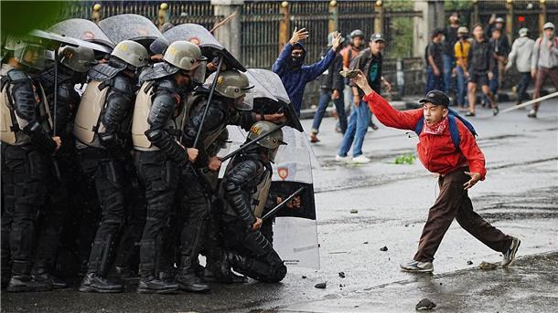 Indonesien: Massenproteste gegen Luxus-Zulagen für Politiker Die Bürger sind wütend über das Luxusleben der Politiker.