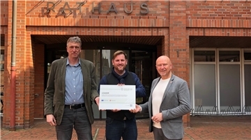 Die Bürgermeister Michael Hannebacher (von rechts), Marc Breitenfeld und Stephan Meyer freuen sich über die Förderzusage.