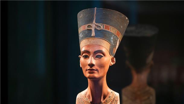 Die Nofretete lockt seit 100 Jahren Die Büste der Königin Nofretete (um 1340 v.Chr) im Neuen Museum in Berlin.