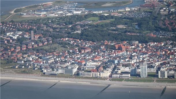 Die Buhnenfelder im Westen der ostfriesischen Insel werden mit neuem Sand aufgespült - so soll Norderney vor Sturmfluten geschützt bleiben. (Archivbild) 