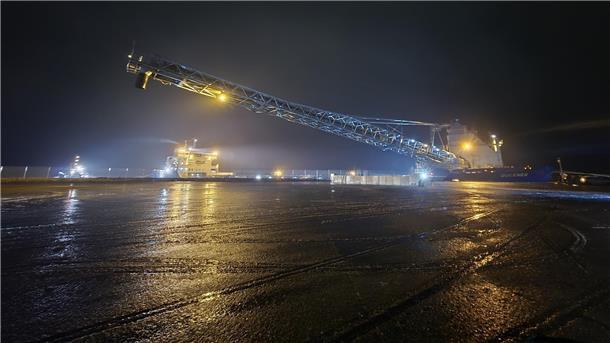 Die „Bulknes“ erreicht durch das Schüttgut-Förderband mit seinem 85 Meter langen Schwenkarm problemlos die Pier.