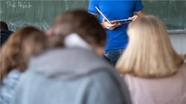 Lehrerverband: Bewusstsein für Bedrohung an Schulen schaffen Die Bundesbildungsministerin hatte sich für Zivilschutzübungen an Schulen ausgesprochen.