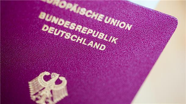 Die Bundesdruckerei, die die Dokumente anfertigt, ist überlastet. Deshalb dauert es, bis neue Reisepässe geliefert werden.
