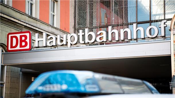 Tasche mit 15.000 Euro Bargeld in ICE zurückgelassen Die Bundespolizei am Münchner Hauptbahnhof hat das Bargeld in Empfang genommen und gezählt. (Symbolbild)