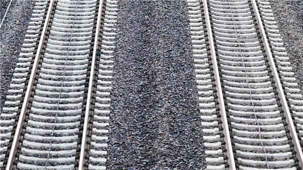 Bahnschienen. Die Bundespolizei bittet nach dem Vorfall auf der Bahnstrecke Lehrte–Cuxhaven in Bad Bevensen um Hinweise zu den Tätern, die Fahrräder auf die Gleise gelegt haben.