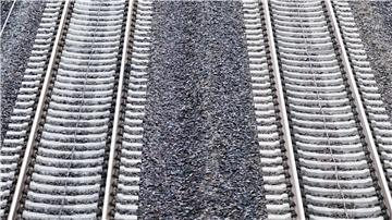 Bahnschienen. Die Bundespolizei bittet nach dem Vorfall auf der Bahnstrecke Lehrte–Cuxhaven in Bad Bevensen um Hinweise zu den Tätern, die Fahrräder auf die Gleise gelegt haben.