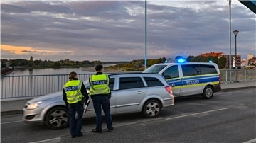 Die Bundespolizei hat am deutsch-polnischen Grenzübergang Stadtbrücke zwischen Frankfurt (Oder) und Slubice mit festen Kontrollen begonnen.