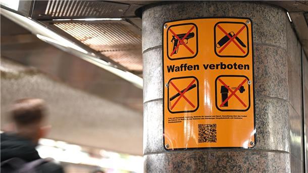 Waffenverbot an Bahnhöfen in Bremen und Hannover verlängert Die Bundespolizei hat ein Waffenverbot an den Hauptbahnhöfen in Hannover und Bremen verlängert. (Archivfoto)