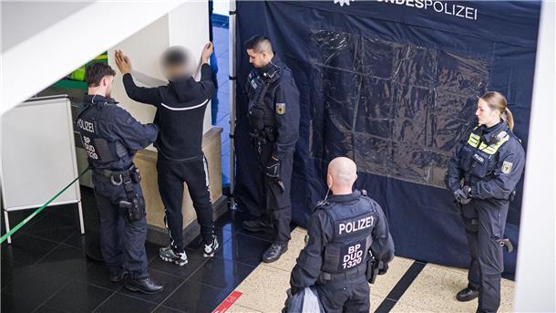 Die Bundespolizei war mit zahlreichen Beamten vor Ort am Hauptbahnhof Hannover.