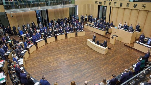 Die Bundesrats-Mitglieder erhoben sich zum Gedenken an die vom NS-Regime ermordeten Sinti und Roma.
