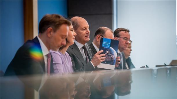 Nationale Sicherheitsstrategie mit Lücken Die Bundesregierung hat eine umfassende Nationale Sicherheitsstrategie beschlossen, die alle Aspekte der äußeren und inneren Sicherheit umfasst.
