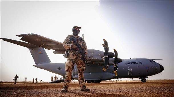 Die Bundesregierung hat nach dem Überfall Russlands auf die Ukraine ein Sondervermögen von 100 Milliarden Euro aufgelegt, um die mangelhaft ausgestattete Bundeswehr verteidigungsfähig zu machen.