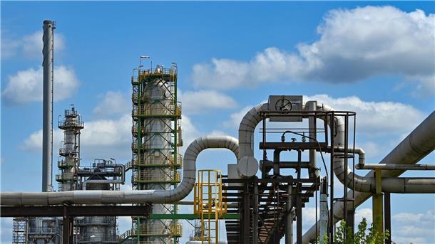 Moskau erlaubt kasachische Öllieferungen durch Pipeline Die Bundesregierung hat sich wegen des Kriegs in der Ukraine verpflichtet, auf das russische Öl aus der Pipeline zu verzichten. Ab Januar soll es nun erste Probelieferungen aus Kasachstan in die Raffinerie Schwedt geben.