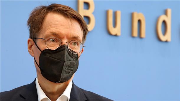 Die Bundesregierung hat wieder schärfere staatliche Eingriffsmöglichkeiten für eine erwartete Corona-Welle im Herbst und Winter auf den Weg gebracht.
