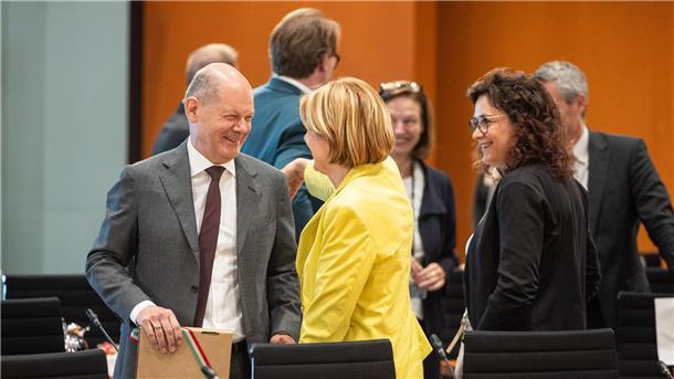 Bundesregierung prüft Asylverfahren in Drittstaaten weiter Die Bundesregierung will die Prüfung von Asylverfahren in Ländern außerhalb der Europäischen Union fortsetzen und bis Dezember konkrete Ergebnisse vorlegen.