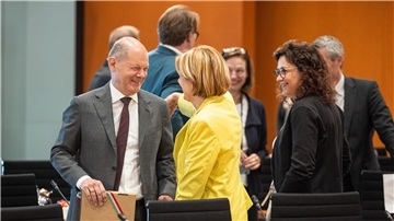 Die Bundesregierung will die Prüfung von Asylverfahren in Ländern außerhalb der Europäischen Union fortsetzen und bis Dezember konkrete Ergebnisse vorlegen.