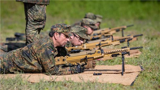 Umfrage: Mehrheit will höhere Verteidigungsausgaben Die Bundeswehr sollte mehr Geld bekommen - einer Umfrage zufolge findet das die Mehrheit der Deutschen.