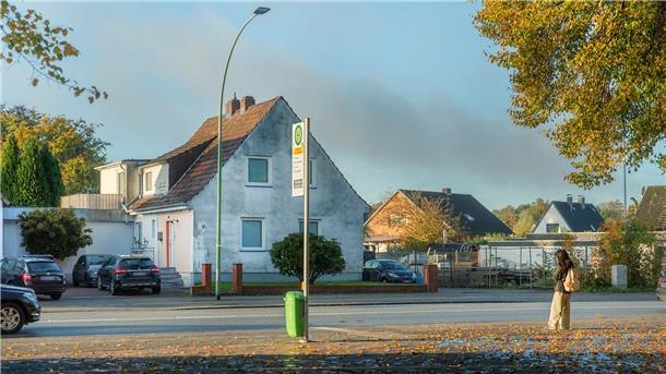 Die Busfahrer streiken. Wenn Schüler vergeblich an der Bushaltestelle warten, dann hilft nur zu Fuß gehen oder die Eltern kontaktieren.