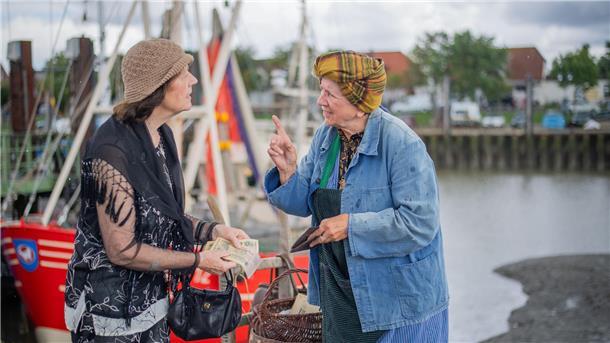 Nationalparkhaus Fedderwardersiel: Viel Meer und ein bisschen Unsinn Zwei Frauen in historischen Kostümen im Kutterhafen