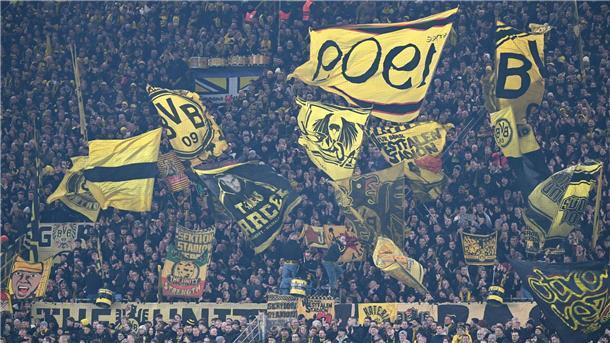 „Nicht mehr als nötig“: Tristes 0:0 bringt Dortmund weiter Die BVB-Fans feiern den Achtelfinal-Einzug