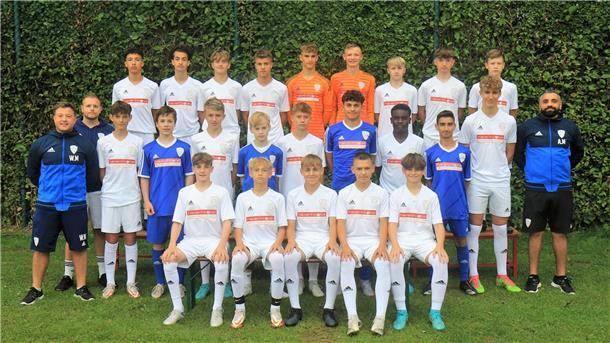 Die C-Junioren mit den Trainern Waldemar Maibach (links) und Ali Moussa (rechts) starten mit einem Heimspiel gegen den VfL Osnabrück in die Saison.