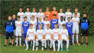 Die C-Junioren mit den Trainern Waldemar Maibach (links) und Ali Moussa (rechts) starten mit einem Heimspiel gegen den VfL Osnabrück in die Saison.