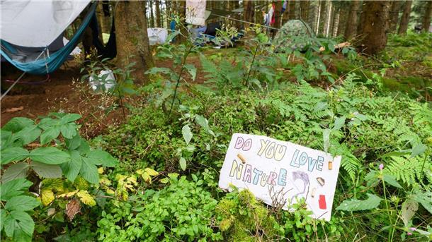 Die Camper setzen sich eigenen Angaben zufolge mit ihrem Zeltlager „Rainbow Gathering“ für den Weltfrieden ein.