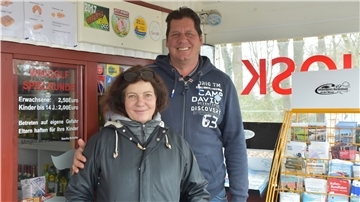Die beiden Campingplatzbetreiber stehen im Kiosk.