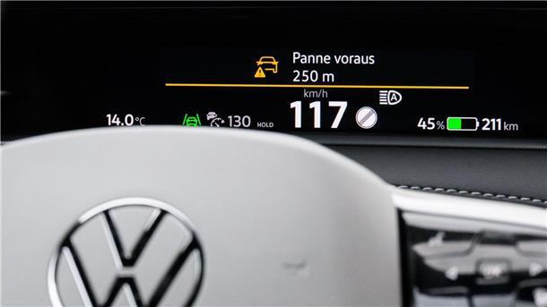 Neue Technik soll Einsatzkräfte auf Straßen besser schützen Die „Car2x“-Kommunikation wird bei Herstellern wie Volkswagen und Volvo schon oft serienmäßig verbaut.