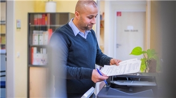 Djawar Mohamad unterstützt im Caritas-Beratungsprojekt Menschen, die zum Beispiel aufgrund ihrer Sprache mit amtlichen Formularen nicht zurechtkommen. 