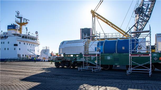 Die Castoren sind im Nordenhamer Hafen für den Weitertransport in ein Zwischenlager in Bayern auf spezielle Waggons geladen worden.  