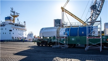 Die Castoren sind im Nordenhamer Hafen für den Weitertransport in ein Zwischenlager in Bayern auf spezielle Waggons geladen worden.  