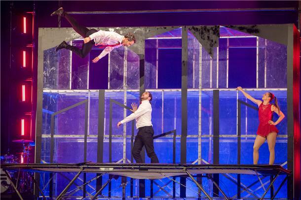 Die "Catwall Acrobats" auf dem Trampolin.