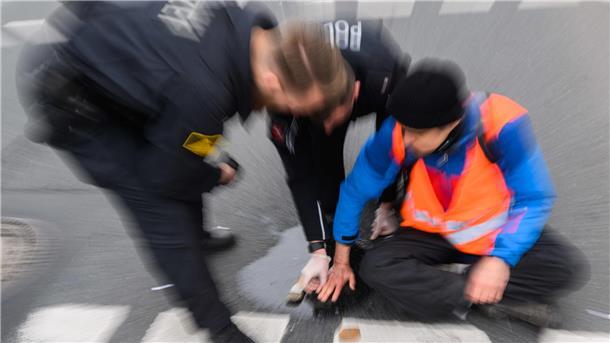 Polizisten neben Demonstrant