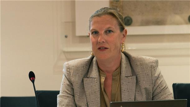 Staatskanzlei-Chef Mielke im Gehaltsstreit vereidigt Die CDU-Fraktion um Carina Hermann dringt weiter auf den Rücktritt des Staatskanzlei-Chefs Mielke.