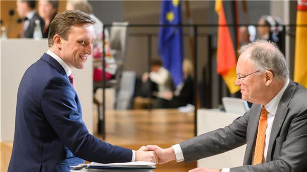 SPD vor dem Umbruch - auch in Niedersachsen? Die CDU von Oppositionsführer Lechner (links) ist im Aufwind, die Amtszeit von SPD-Ministerpräsident Weil geht auf ihr Ende zu. (Archivbild)