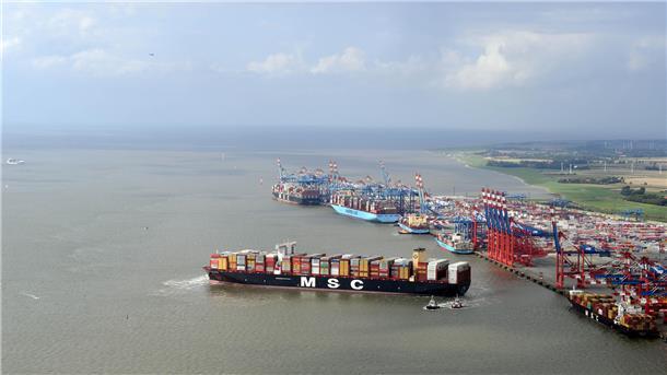 Frachter vor dem Containerterminal