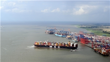 Frachter vor dem Containerterminal